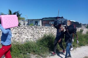 Haitianos de Friusa y Mata Mosquito comienzan a salir de la RD de manera voluntaria