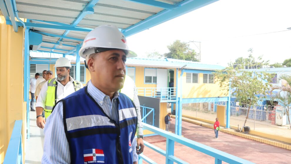 Dirección de Infraestructura Escolar realiza mantenimiento en el Liceo Roberto Duvergé en Los Alcarrizos.