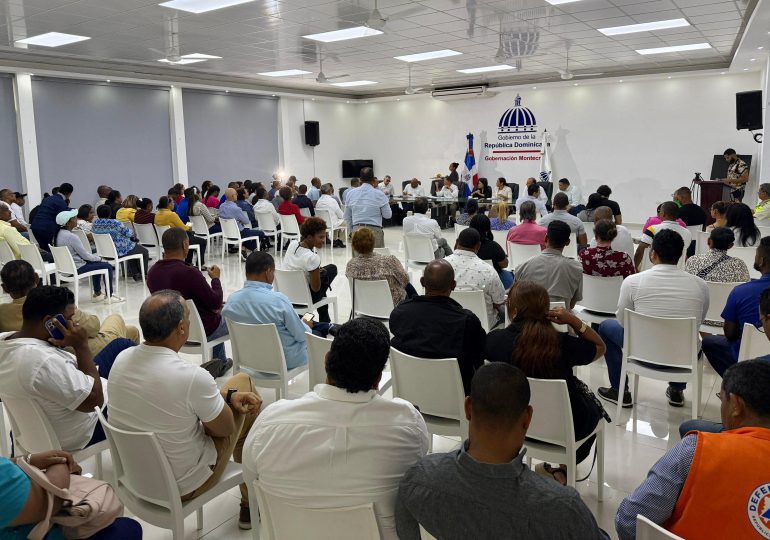 Director Infraestructura Escolar, Roberto Herrera encabeza Mesa de Trabajo con contratistas de escuelas y autoridades en Montecristi