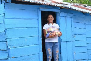Durante dos días consecutivos Comedores Económicos del Estado (CEED) realizó un amplio operativo de entrega de kits de raciones crudas en San José de Ocoa