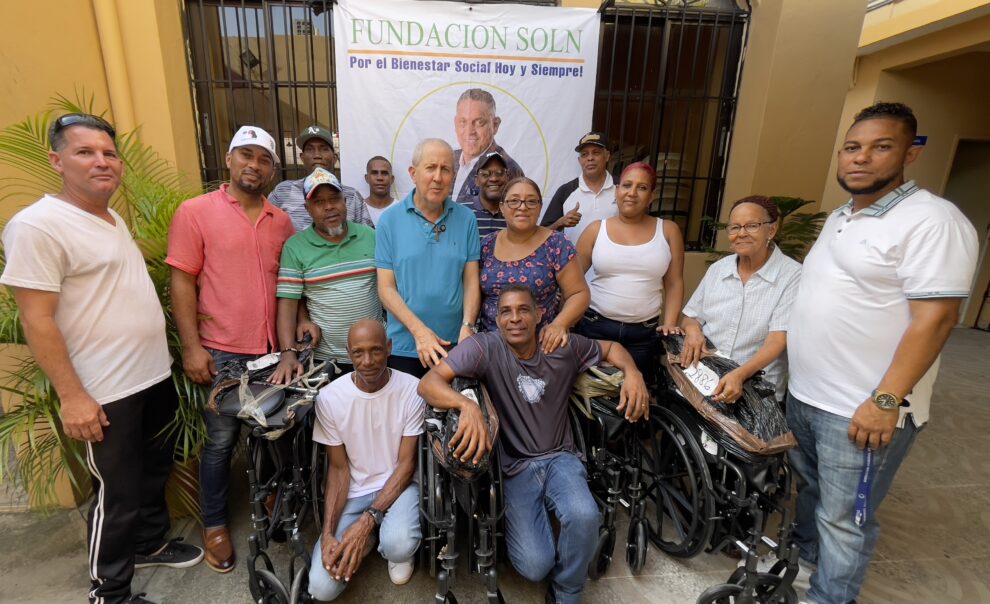 Fundación Solución Nacional entrega sillas de ruedas en Cristo Rey