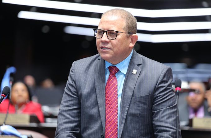 "Aunque se ha comentado sobre un supuesto acuerdo de alternabilidad, Rafael Castillo se consolida como figura para continuar como vocero de la Fuerza del Pueblo en la Cámara de Diputados."