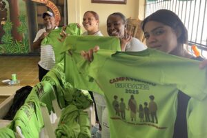 Fundación Solución Nacional apoya campamento de verano en Cristo Rey con entrega de más de 200 camisetas