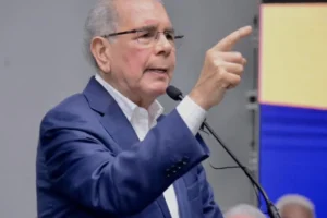 Danilo Medina arremete contra el gobierno: “Dejen de tratar a los dominicanos como idiotas”