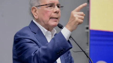 Danilo Medina arremete contra el gobierno: “Dejen de tratar a los dominicanos como idiotas”