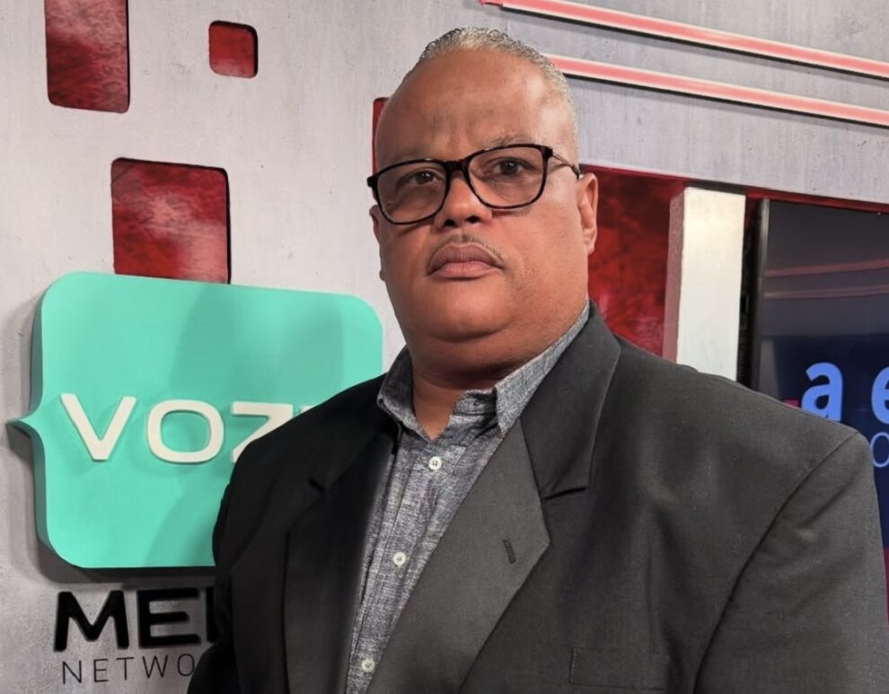 José Amador afirma que República Dominicana pierde con el actual enfrentamiento entre PRM y PLD, basado en acusaciones de corrupción y narcotráfico.
