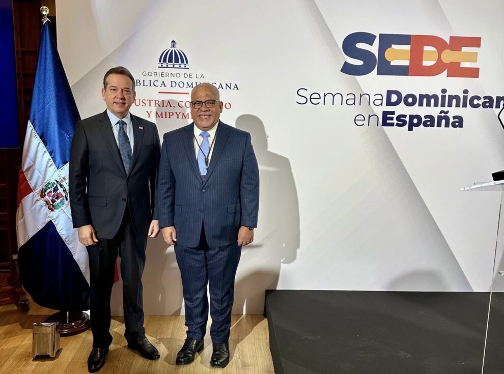 Ministro Ito Bisonó y director general Promipyme Fabricio Gómez Mazara participan en Semana Dominicana en España