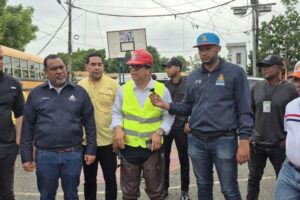 Dío Astacio y Mived visitan casas colapsadas en Katanga