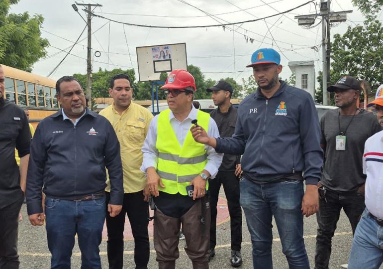 Dío Astacio y Mived visitan casas colapsadas en Katanga