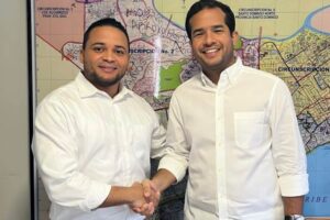 El regidor Persio Sánchez anuncia su integración al partido Fuerza del Pueblo