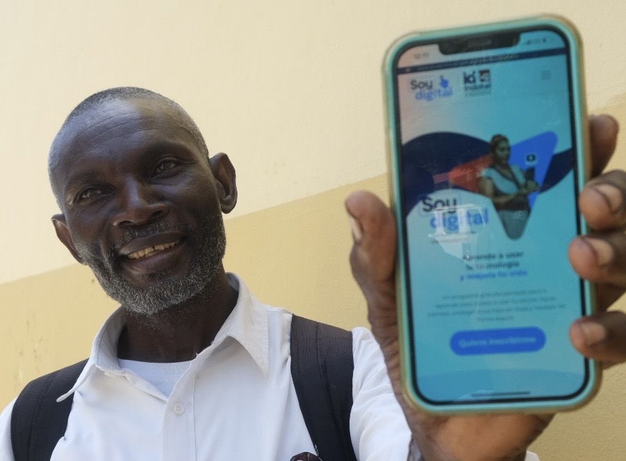 Indotel lanza Soy Digital, un programa nacional para enseñar a los dominicanos a usar su celular con propósito