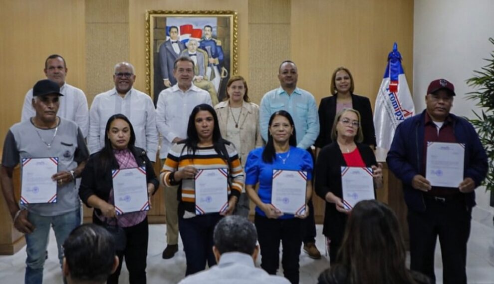 Gobierno entrega RD$50 millones en créditos a 232 prestatarios en Constanza