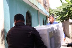 Desarrollo de la Comunidad visita joven con discapacidad en Los Alcarrizos; este recibe ayuda