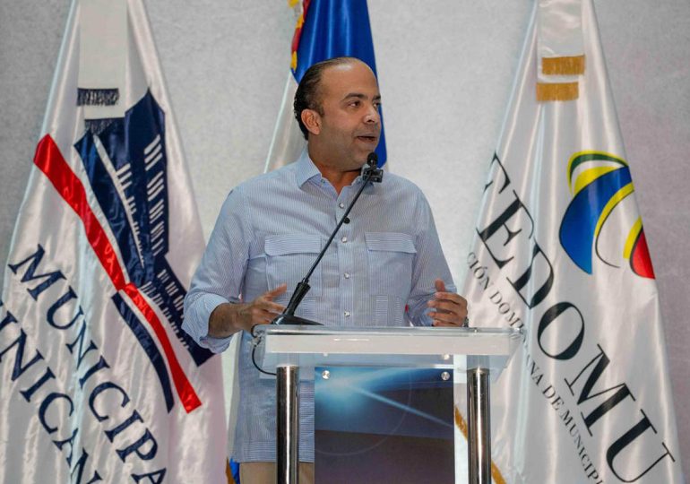 FEDOMU reconoce a Samuel Pereyra por su apoyo al fortalecimiento de la municipalidad dominicana