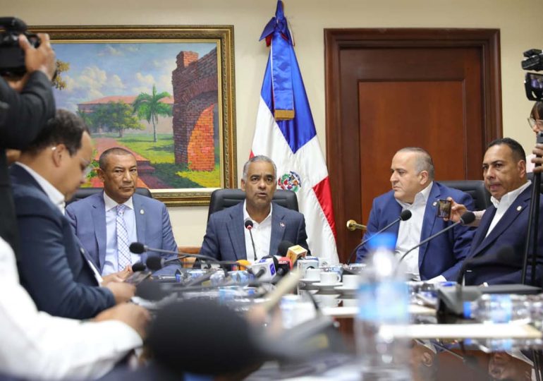 Ministro Joel Santos resalta importancia de actualizar la Ley General de Electricidad