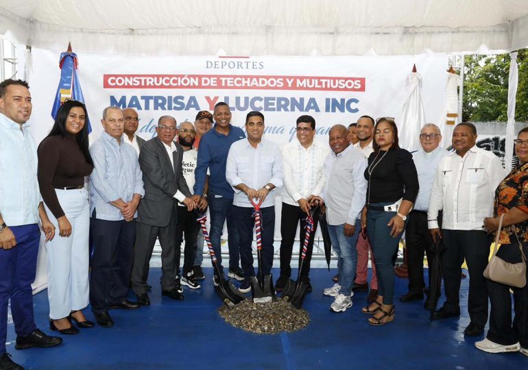 Ministro Kelvin Cruz inicia construcción de 11 techados multiusos en SDE con inversión de 300 millones