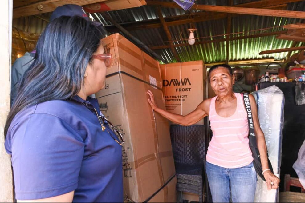 Dirección de Asistencia Social y Alimentación Comunitaria (DASAC) entrega enseres del hogar a familias afectadas por tornado en Miches