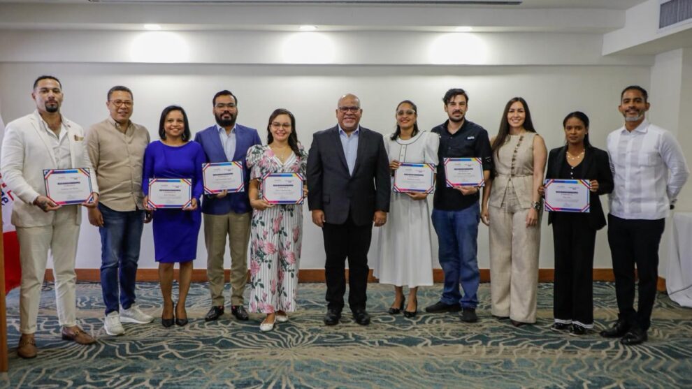 PROMIPYME entrega premios por RD$1 millón 125 mil a ganadores EmprendeLab 2025.