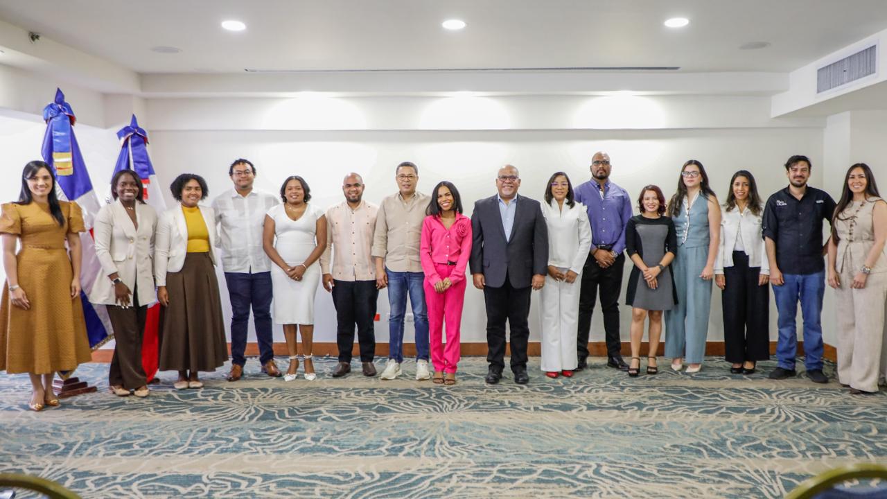 PROMIPYME entrega premios por RD$1 millón 125 mil a ganadores EmprendeLab 2025.