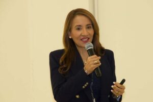 Zoraima Cuello presenta estudio que desmonta mitos sobre el liderazgo femenino y masculino