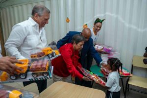 Voluntariado Banreservas lleva la Navidad a cientos de niños y ejecuta operativo ambiental en el Ozama