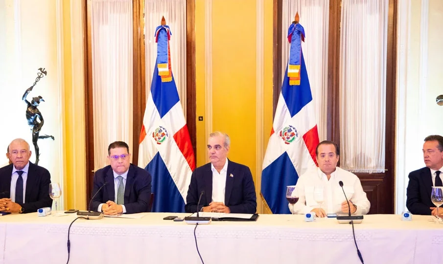 Abinader se reúne con empresarios para frenar alza de precios ante crisis internacional