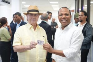 Hipólito Mejía renueva su licencia de conducir y llama a ciudadanos a actualizar el documento