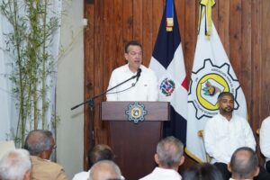 Ministro Ito Bisonó reiteró en ADEPE que desde MIVHED exploran el modelo de "vivienda progresiva" para ampliar acceso a techo propio