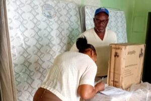 Rolfi Rojas responde llamado de ayuda y asiste a viuda con cuatro niños en Santo Domingo Este