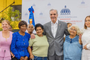 Presidente Abinader inicia entrega del Bono Madre 2026