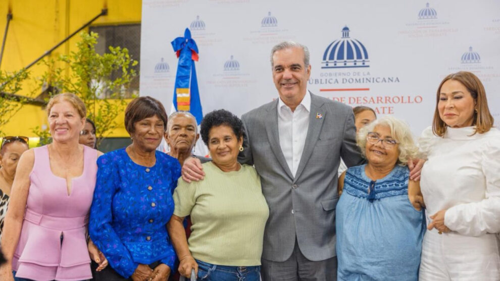 Presidente Abinader inicia entrega del Bono Madre 2026