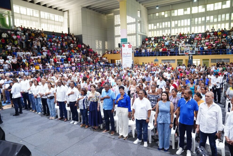 Madre de Barahona sale agraciada con la construcción de una vivienda durante Jornada Nacional de Madres que realiza el Gobierno a través de DASAC