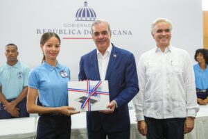 Presidente Abinader insta a estudiantes a prepararse en inglés, inteligencia artificial, ciberseguridad, ingeniería y carreras técnicas de alta demanda; afirma que son las profesiones del futuro