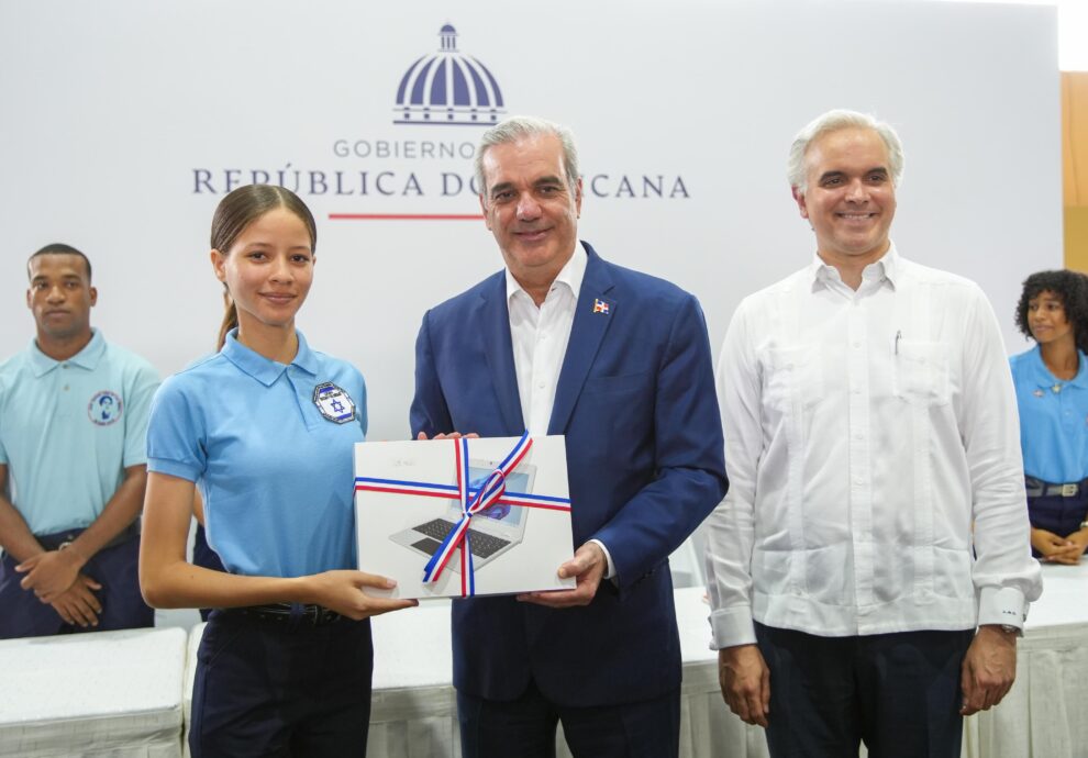 Presidente Abinader insta a estudiantes a prepararse en inglés, inteligencia artificial, ciberseguridad, ingeniería y carreras técnicas de alta demanda; afirma que son las profesiones del futuro