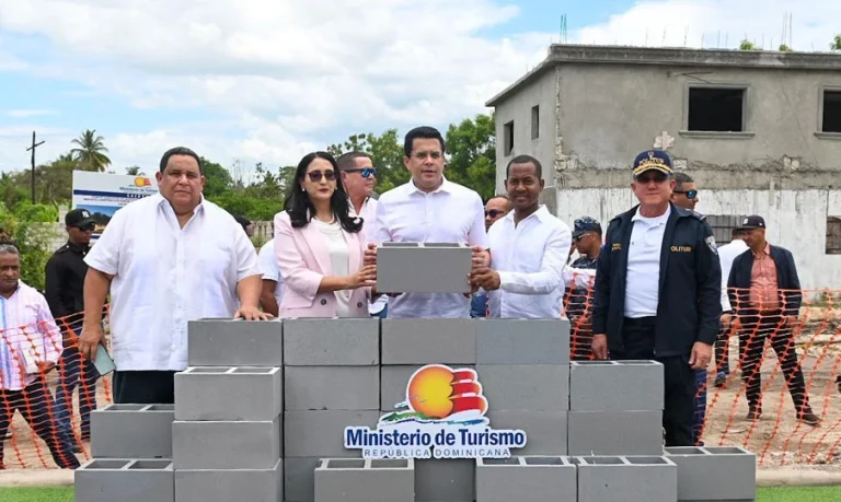 Turismo inicia obra en Las Clavellinas de Azua