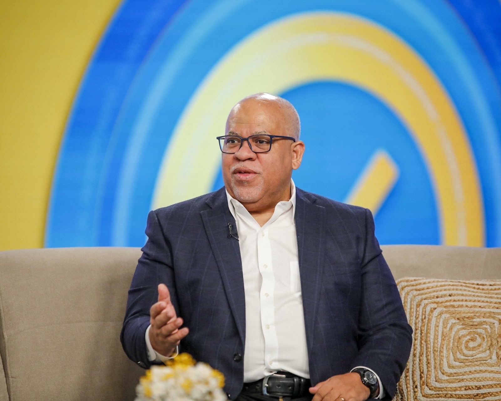 Director de Promipyme destaca que la política de apoyo al emprendimiento femenino impulsada por el presidente Luis Abinader ha permitido que las mujeres representen el 62 % de los clientes activos de PROMIPYME.

Santo Domingo, R.D. – El director general de PROMIPYME, Consejo Nacional de Promoción y Apoyo a la Micro, Pequeña y Mediana Empresa, el economista Fabricio Gómez Mazara, destacó el papel determinante que desempeñan las mujeres en el desarrollo económico nacional, al revelar que el 62 % de los más de 70,000 clientes activos de la institución son mujeres emprendedoras.

Durante una entrevista concedida al programa televisivo El Despertador, Gómez Mazara informó que PROMIPYME mantiene una cartera de crédito de RD$11,788 millones, recursos que han permitido fortalecer miles de pequeños negocios y proyectos productivos en todo el territorio nacional.

El funcionario explicó que la significativa participación femenina dentro de la cartera de clientes responde a una estrategia de inclusión financiera impulsada por el Gobierno del presidente Luis Abinader, orientada a ampliar las oportunidades de acceso al crédito y promover una mayor integración de las mujeres al aparato productivo nacional.

“Las mujeres dominicanas tienen una extraordinaria capacidad de emprendimiento y han demostrado ser excelentes administradoras de sus negocios. Apoyarlas es invertir en el futuro económico del país”, expresó Gómez Mazara.

Asimismo, señaló que diversos estudios internacionales han identificado la incorporación de más mujeres al tejido productivo como uno de los factores clave para garantizar un crecimiento económico sostenible y de largo plazo, razón por la cual PROMIPYME mantiene programas dirigidos a fortalecer el liderazgo empresarial femenino.

Gómez Mazara resaltó que las mujeres no solo representan la mayoría de los clientes de la institución, sino que además registran altos niveles de responsabilidad financiera y cumplimiento en sus compromisos crediticios, lo que las convierte en un pilar fundamental del ecosistema de las microfinanzas.

No obstante, indicó que todavía existe el desafío de facilitar el acceso de las mujeres a financiamientos de mayor escala, ya que tradicionalmente solicitan montos inferiores a los de sus pares masculinos, pese a mostrar excelentes indicadores de pago y sostenibilidad en sus emprendimientos.