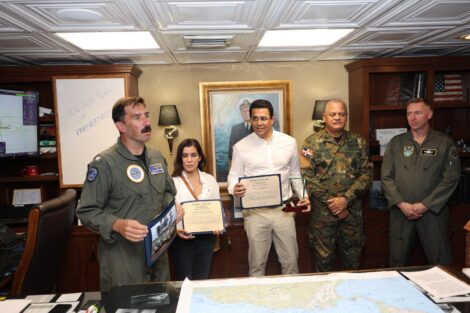 Ministro David Collado y la embajadora Leah Campos realizan visita al portaaviones USS Nimitz