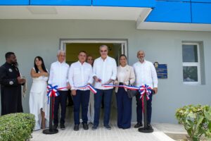 Presidente Abinader entrega remozamiento general y moderna área de Emergencia del hospital municipal de Cevicos