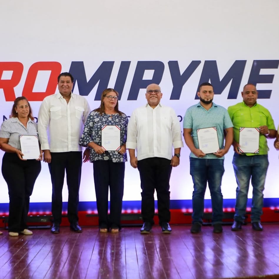 Promipyme entrega RD$100 millones en financiamiento a 400 microempresarios de Río San Juan