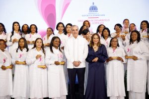 Presidente Abinader encabeza sexta edición del premio Supérate Mujer; reconocen a 35 mujeres SUPEREmprendedoras