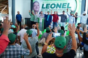 Leonel propina nuevos golpes al PRM y sus aliados con juramentaciones en la Línea Noroeste
