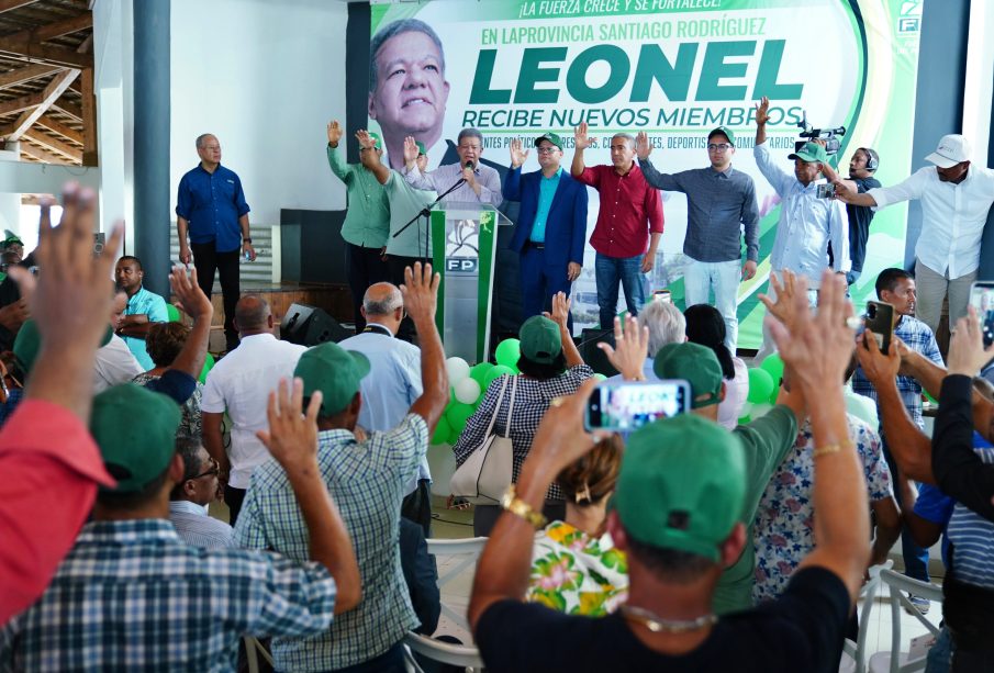 Leonel propina nuevos golpes al PRM y sus aliados con juramentaciones en la Línea Noroeste