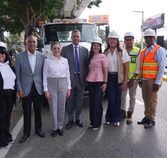 Indotel, Alcaldía del Distrito Nacional y sector eléctrico inician retiro de 300 kilómetros de cableado en desuso en la capital