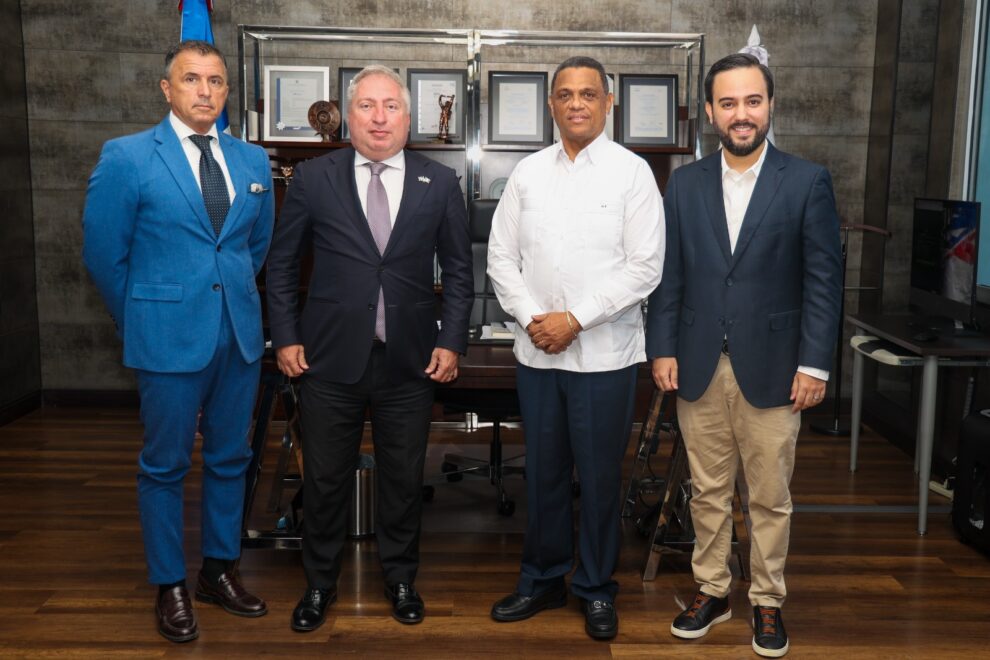 Mérido Torres recibe visita del embajador de Italia y aborda avances para fortalecer la aviación general