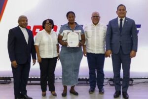 El Gobierno, a través de PROMIPYME, entrega RD$72 millones en créditos a 350 emprendedores de Barahona