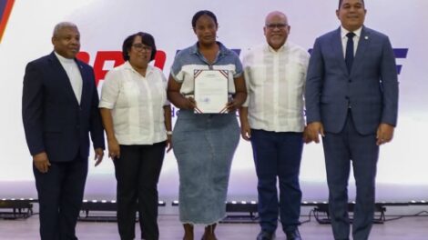 El Gobierno, a través de PROMIPYME, entrega RD$72 millones en créditos a 350 emprendedores de Barahona