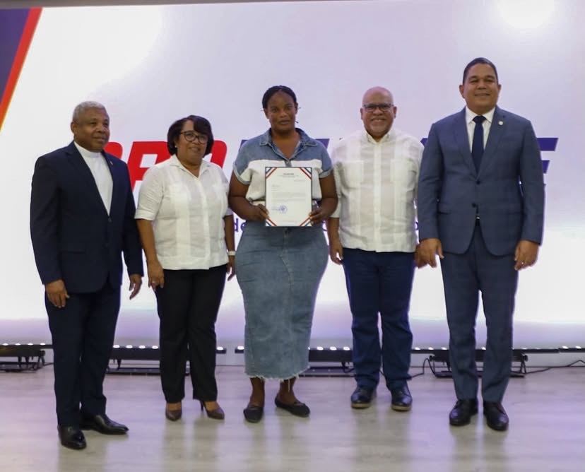 El Gobierno, a través de PROMIPYME, entrega RD$72 millones en créditos a 350 emprendedores de Barahona