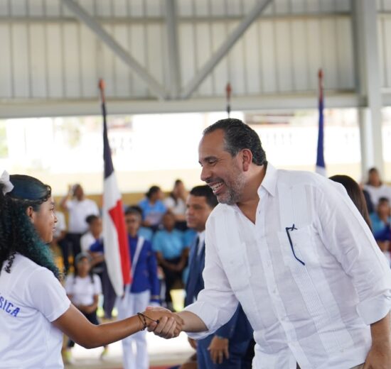 INEFI fortalece la educación física y el deporte escolar en más de 20 escuelas del Cibao con utilería deportiva; inicia la entrega de 5000 kits de trabajo para docentes