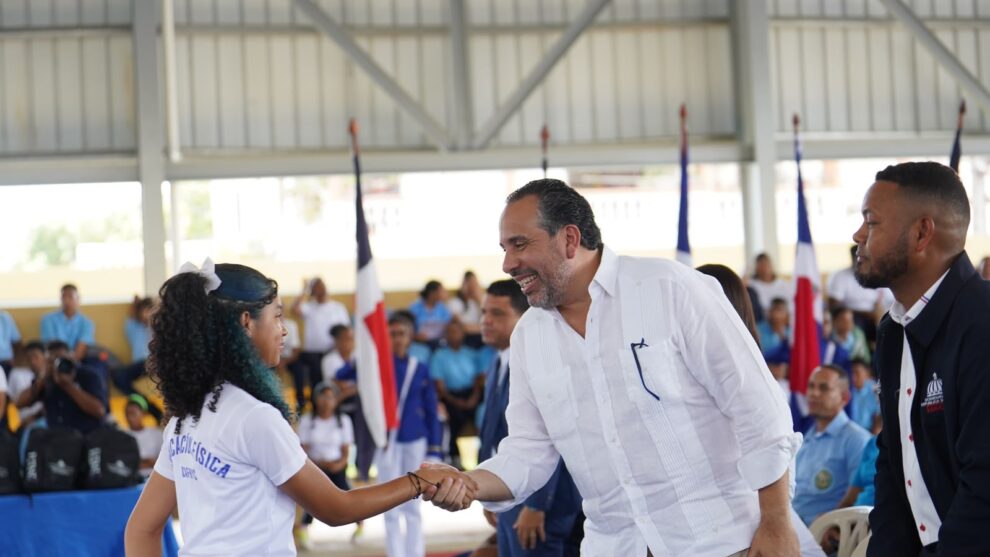 INEFI fortalece la educación física y el deporte escolar en más de 20 escuelas del Cibao con utilería deportiva; inicia la entrega de 5000 kits de trabajo para docentes