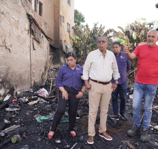 Gobierno acude en auxilio de familias afectadas por incendio en la zona Colonial a través de DASAC